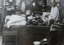 Trzech mężczyzn w przyborami do palenia opium (koniec XIX wieku)