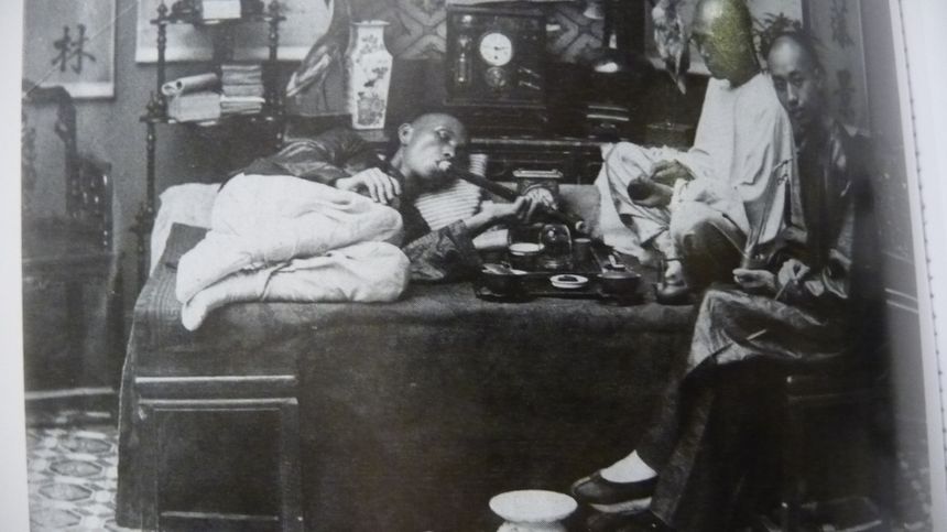 Trzech mężczyzn w przyborami do palenia opium (koniec XIX wieku)