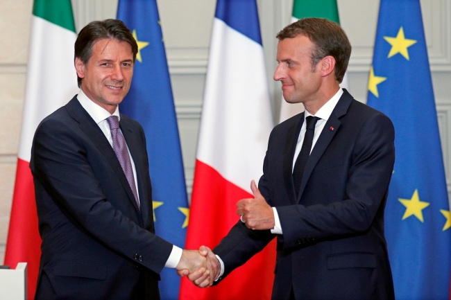 Giuseppe Conte (L) i Emmanuel Macron (P). Fot. PAP/EPA/Francois Mori