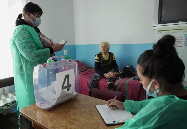 Głosowanie w szpitalu w Berdiańsku, fot. PAP/EPA/STRINGER