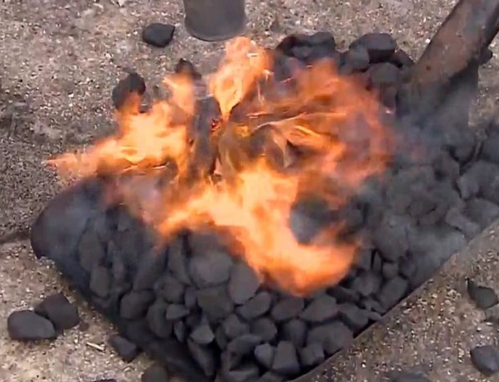 Jedna łopata ma obalić rząd?