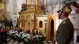 Straż grobowa tzw. turki przy symbolicznym grobie Chrystusa w bazylice Bożego Grobu w Przeworsku, fot. PAP/Darek Delmanowicz