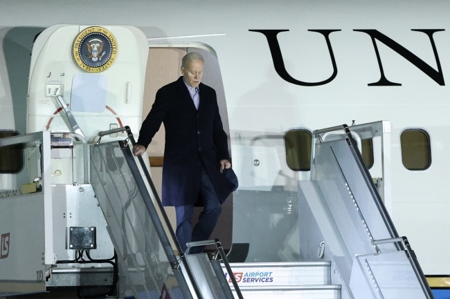 Prezydent USA Joe Biden podczas przywitania na lotnisku w Warszawie, fot. PAP/Rafał Guz