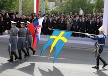 Reprezentacja wojsk Słowacji oraz wojsk Szwecji. Fot. PAP/Tomasz Gzell