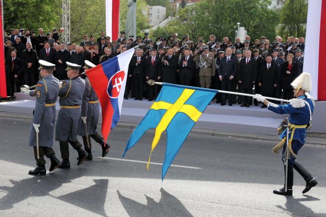 Reprezentacja wojsk Słowacji oraz wojsk Szwecji. Fot. PAP/Tomasz Gzell