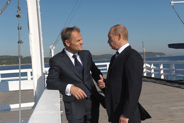 W filmie sporo czasu zajmuje pokazanie relacji Donalda Tuska z Władmirem Putinem. Fot. PAP.