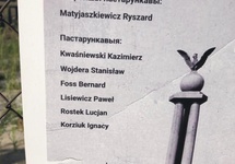 Kartka na ogrodzeniu cmentarza. Stołpce 2019. Fot. Bogna Janke