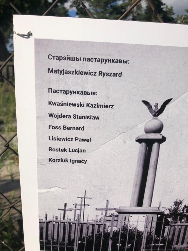 Kartka na ogrodzeniu cmentarza. Stołpce 2019. Fot. Bogna Janke