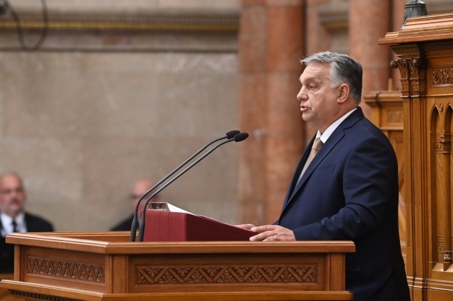 Viktor Orbán w przemówieniu powiedział, że "brukselscy biurokraci i europejskie elity". Fot.PAP/EPA/ZOLTAN MATHE