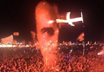 Tomasz Kot w wizualizacjach Chemical Brothers na festiwalu Glastonbury. fot. Instagram /karolinakp
