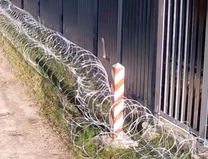 Białoruski żołnierz piłował zaporę na granicy. Miał przy sobie broń