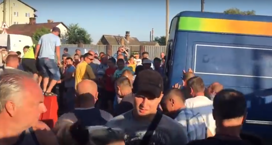 Ukraińcy szturmujący polską granicę, fot. Youtube