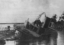 "Gryf" zatopiony na Helu w wyniku walk we wrześniu 1939 roku. Zdjęcie: niemicki album wojenny z 1940 roku.