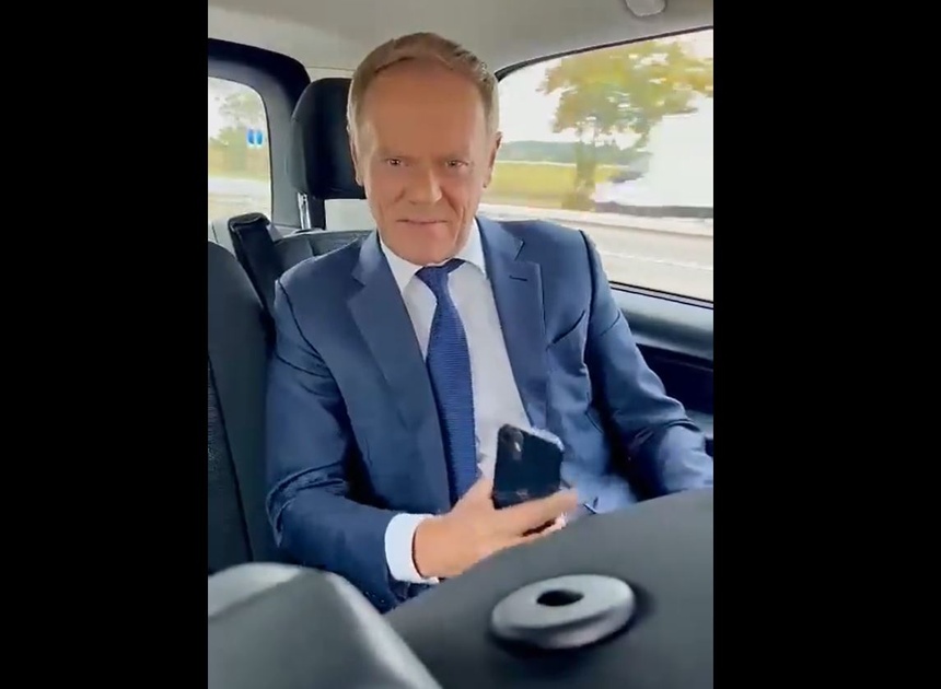 Donald Tusk w limuzynie.