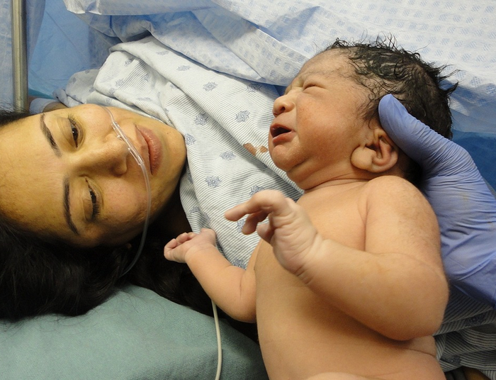 W polskich szpitalach rozdzielano noworodki od matek. Sprawa wciąż budzi kontrowersje