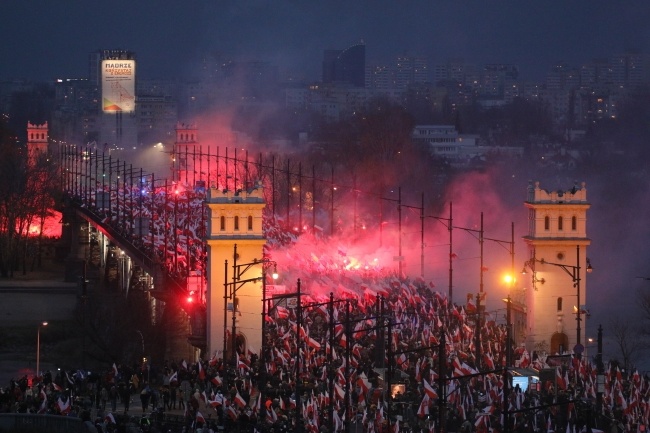 Uczestnicy Marszu Niepodległości podczas przemarszu przez Most Poniatowskiego, fot. PAP/Paweł Supernak