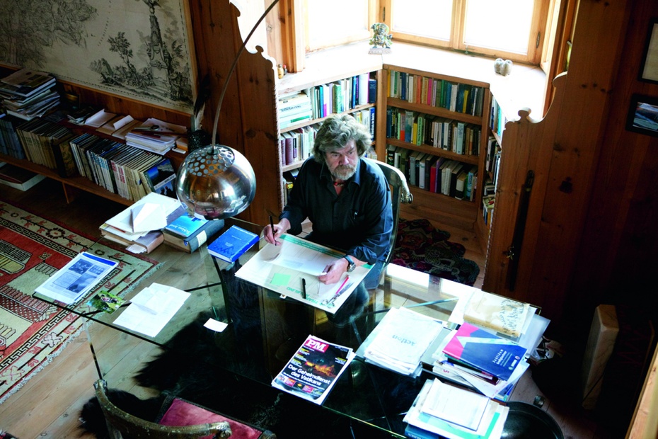 Reinhold Messner w swojej bibliotece. Zdjęcie: https://www.reinhold-messner.de/de/lebenspanorama/der-erzaehler/