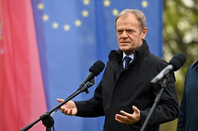 Przewodniczący Platformy Obywatelskiej Donald Tusk wziął udział w uroczystości podniesienia flagi europejskiej na Górze Gradowej w Gdańsku, fot. PAP/Marcin Gadomski