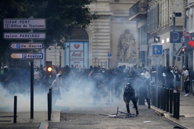 Zamieszki w Marsylii, fot. PAP/EPA/Sebastien Nogier
