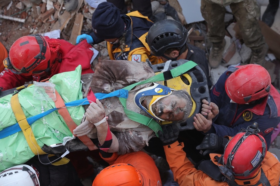 Według ostatnich danych liczba ofiar śmiertelnych kataklizmu w Turcji i Syrii wzrosła do 20 tys. osób. Zdjęcie ilustracyjne. Fot. PAP/EPA/ABIR SULTAN