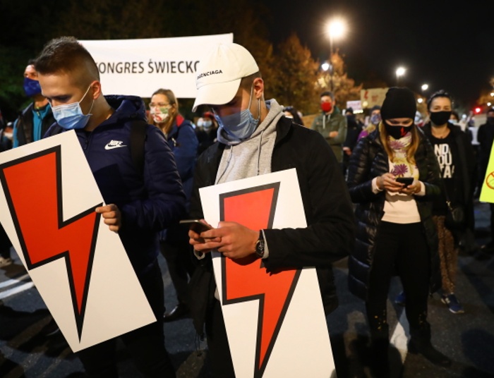 Medal KEN dla dyrektora liceum, który zakazał uczniom awatarów z błyskawicą