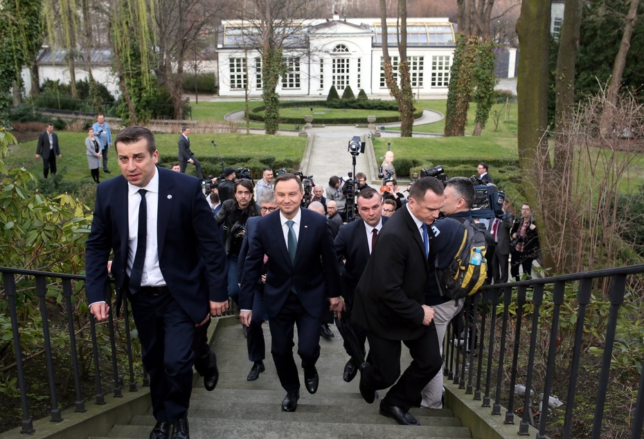 Prezydent Andrzej Duda w drodze na spotkanie z Antonim Macierewiczem, fot. PAP/Leszek Szymański