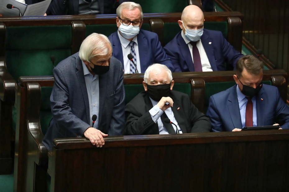 Jarosław Kaczyński (w środku). Fot. PAP/Tomasz Gzell