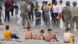 Na plaży w eksklawie znajduje się wiele dzieci i nieletnich. Fot. PAP/EPA