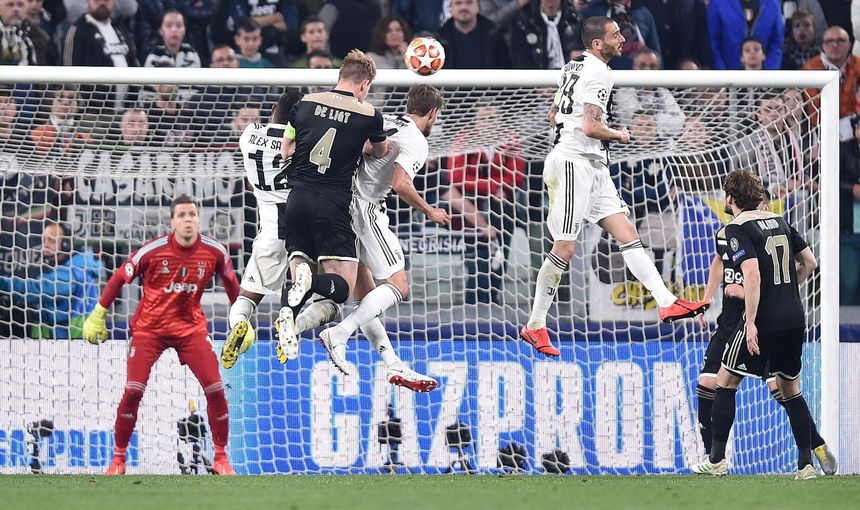 De Ligt wyrzuca Juventus za burtę w Lidze Mistrzów. Fot. PAP/EPA