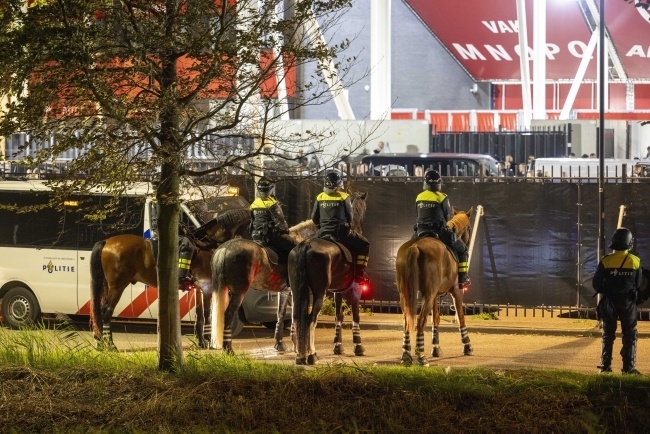 Policja pod stadionem w Alkmaar, fot. PAP/EPA/Michel van Bergen