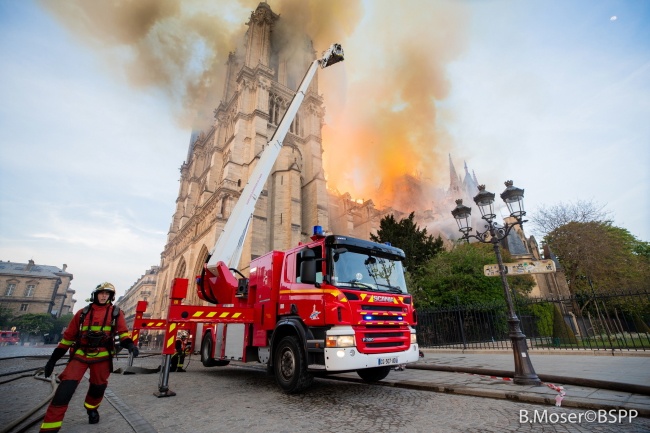 Pożar w Katedrze Notre Dame w Paryżu. Fot. PAP/EPA/BENOIT MOSER