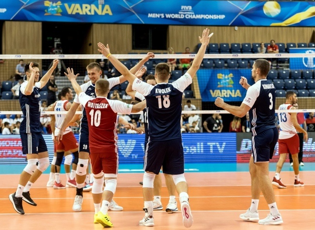 Polscy zawodnicy cieszą się z punktu podczas meczu Polska-Portoryko na mistrzostwach świata siatkarzy w Warnie, fot. PAP/Maciej Kulczyński