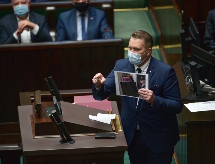 Sejm przeciwko odwołaniu Czarnka. Lewica przyniosła do Sejmu ponad 100 tys. podpisów