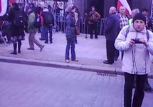 ta śliczna dziewczyna w głębi kadru była red. z TRWAM