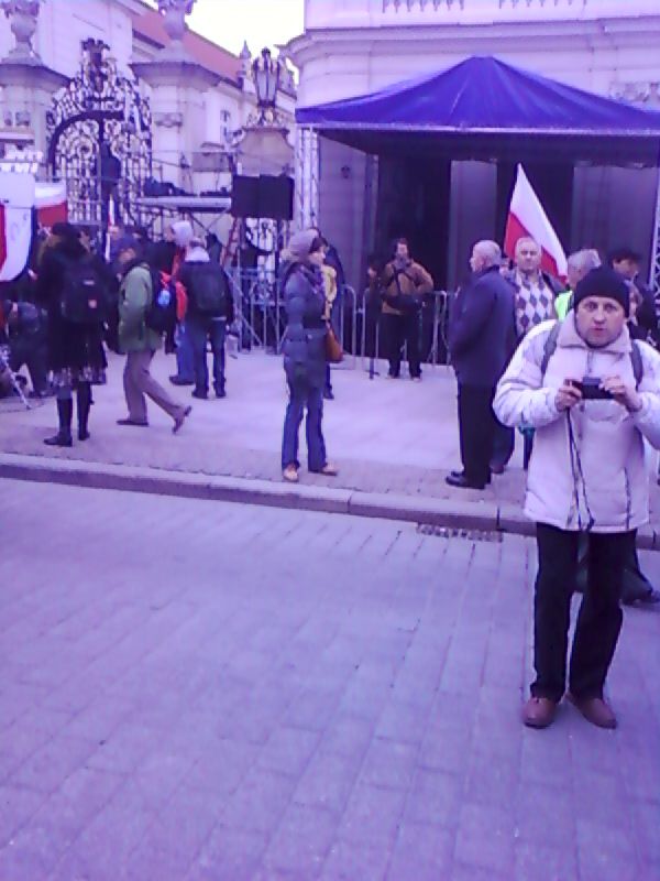 ta śliczna dziewczyna w głębi kadru była red. z TRWAM