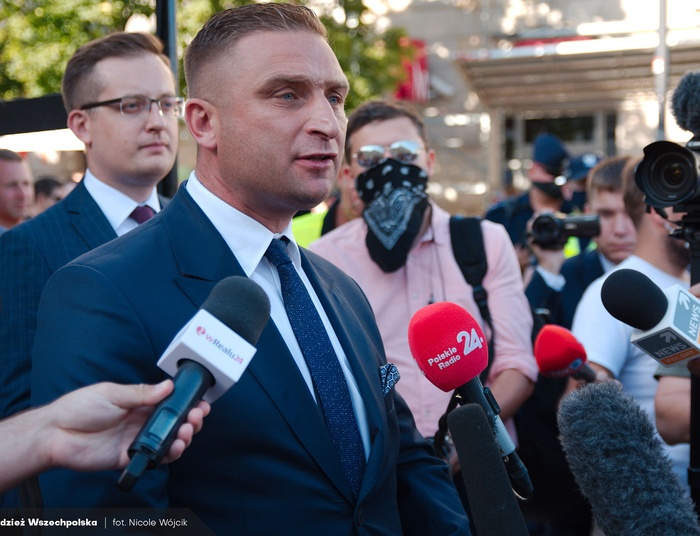 Bąkiewicz zbierał na Marsz Niepodległości. Allegro usunęło licytację obiadu z nim