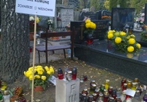 Powązki Wojskowe - groby na miejscu pochówku zamordowanych bohaterów