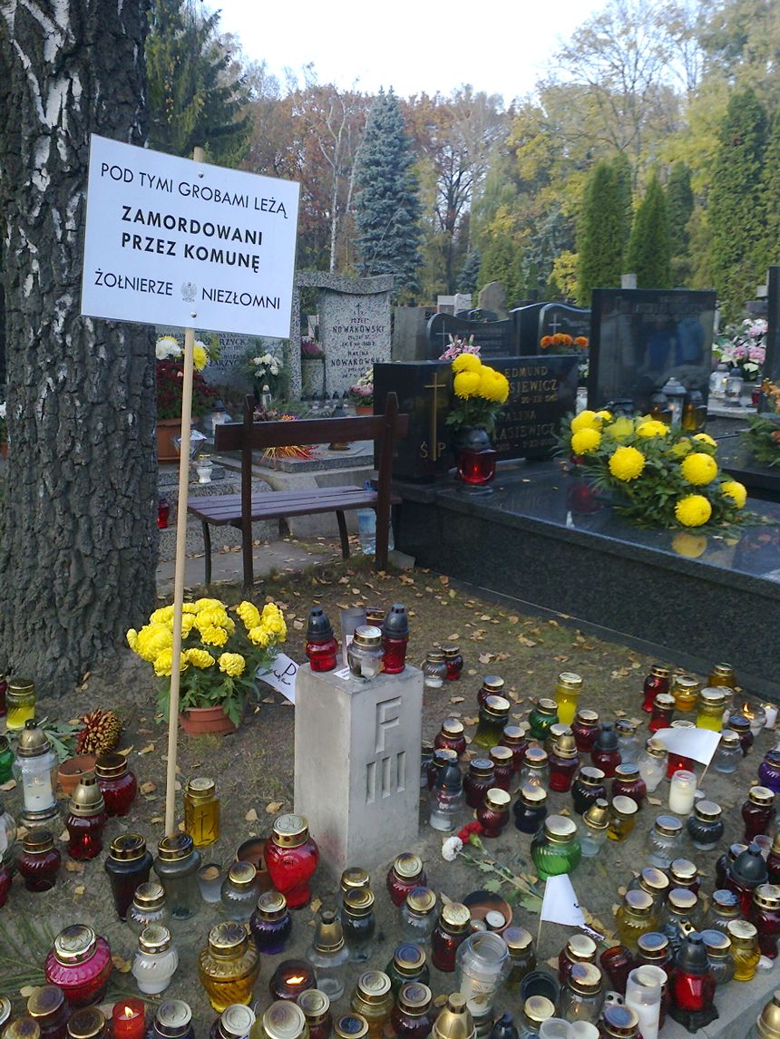Powązki Wojskowe - groby na miejscu pochówku zamordowanych bohaterów