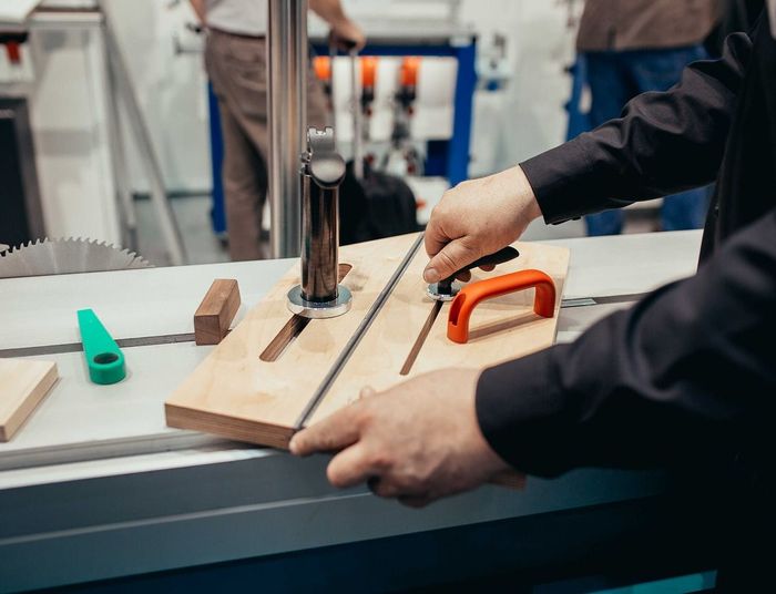 Rynek desperacko szuka fachowców. 13 tys. zł dla stolarza to dopiero początek