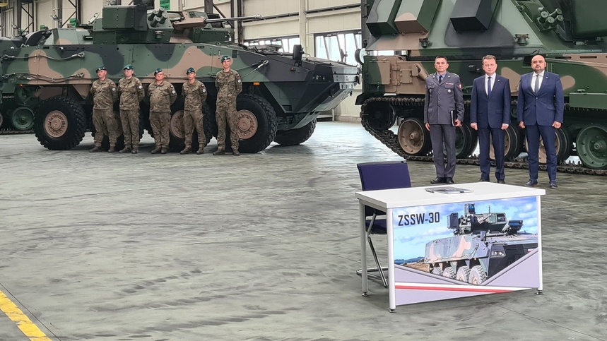 Wicepremier Mariusz Błaszczak zatwierdził we wtorek umowę na 70 bezzałogowych wież do transporterów opancerzonych Rosomak. (fot. Twitter/Ministerstwo Obrony Narodowej)