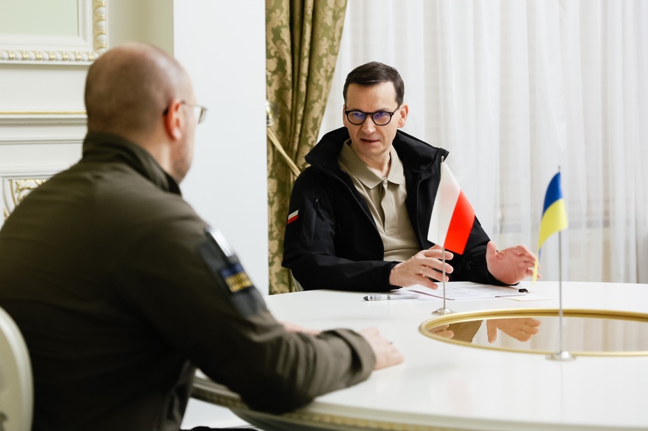 Premier Mateusz Morawiecki rozmawia z premierem Ukrainy Denysem Szmyhalem, fot. KPRM