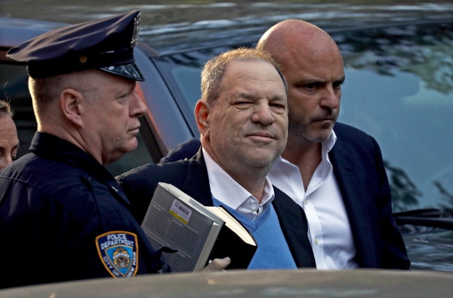 Harvey Weinstein został oskarżony o gwałt. Fot. PAP/EPA/Peter Foley