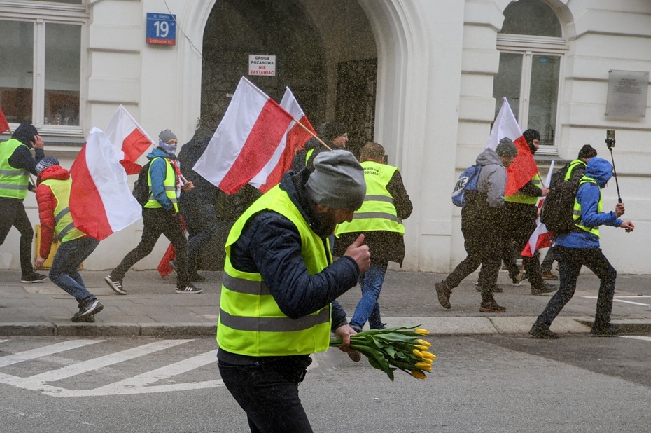 Rolnicy dostali gazem łzawiącym podczas protestu w Warszawie. Fot. PAP/Paweł Supernak