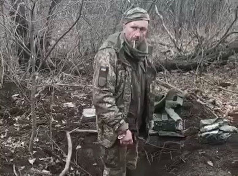 Zabity ukraiński jeniec. Rosjanin wymierzył do niego z karabinu i strzelił w głowę.
