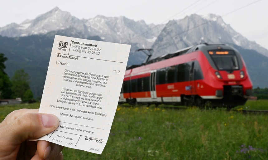 Kolejowe bilety miesięczne za 9 euro robią w Niemczech prawdziwą furorę. Fot. Angelika Warmuth/PAP/DPA