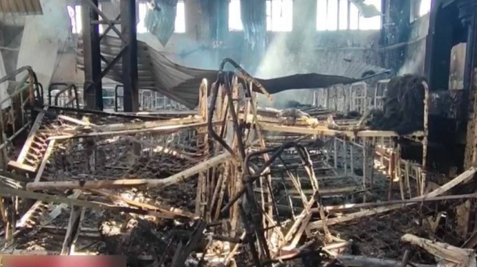 Spalony budynek obozu w Ołeniwce, fot. Twitter/Screenshot