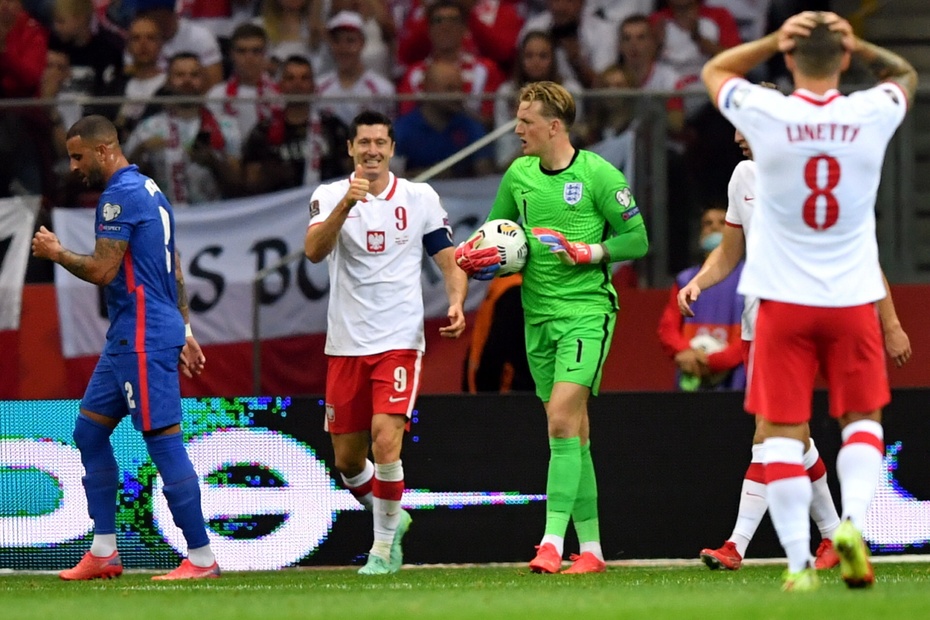 Robert Lewandowski ma powody do zadowolenia do przerwy meczu Polska-Anglia. Fot. PAP