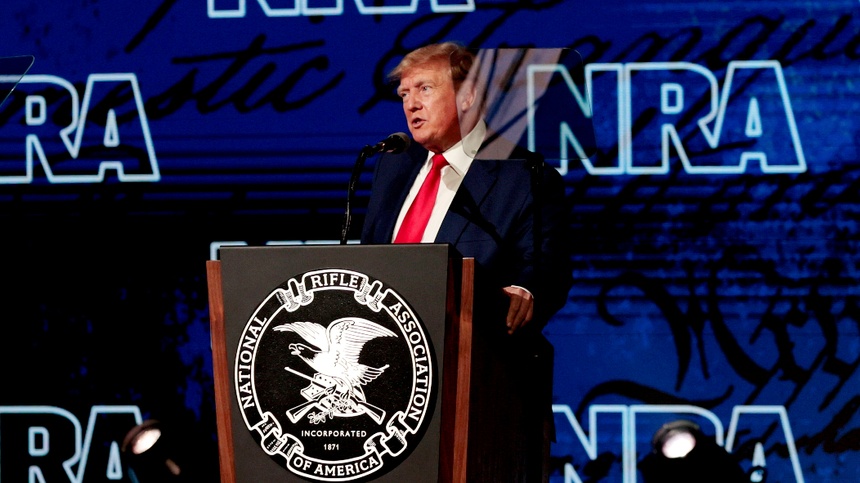 Na organizowanym w Houston kongresie Narodowego Stowarzyszenia Strzeleckiego udział wziął m. in. Donald Trump, który sprzeciwia się zaostrzeniu prawa o dostępie do broni palnej. (fot. PAP/EPA)