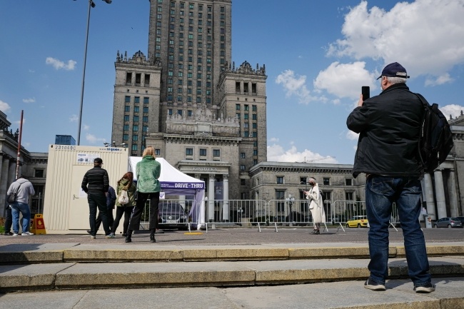 Mobilny punkt pobrań wymazów do badań pod kątem zakażenia Covid-19 przed Pałacem Kultury i Nauki w Warszawie, fot. PAP/Mateusz Marek