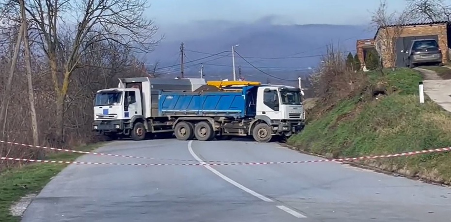 Mitrovica - Serbowie ustawiają takie barykady w kosowskim mieście.